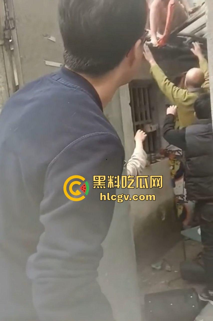 城中村美女洗澡遇火灾裸跳逃生，哥们见义勇为还是见色起意？全程高能！  第4张