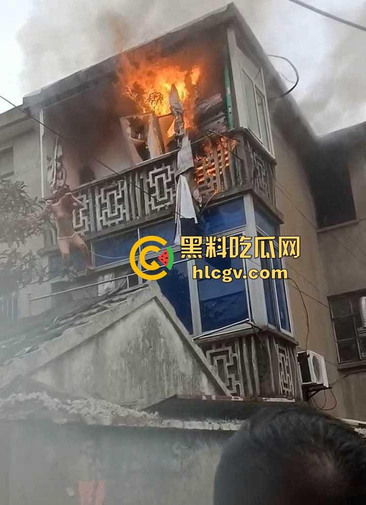 城中村美女洗澡遇火灾裸跳逃生，哥们见义勇为还是见色起意？全程高能！  第5张