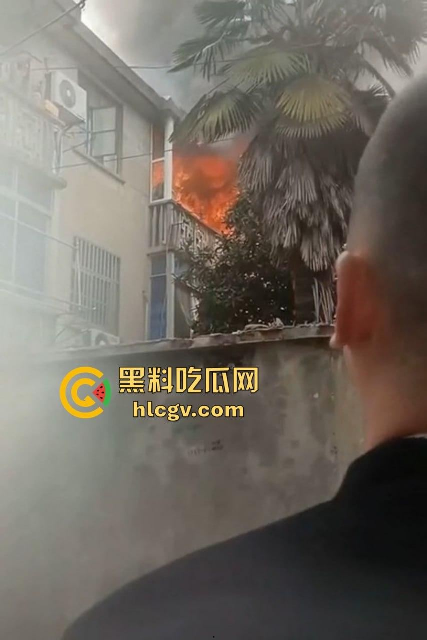 城中村美女洗澡遇火灾裸跳逃生，哥们见义勇为还是见色起意？全程高能！  第7张