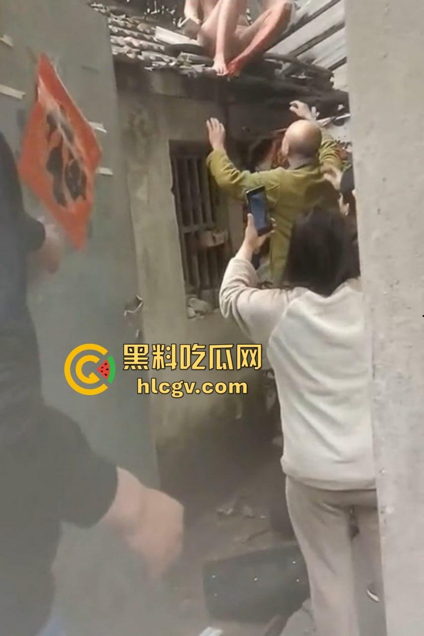 城中村美女洗澡遇火灾裸跳逃生，哥们见义勇为还是见色起意？全程高能！  第8张