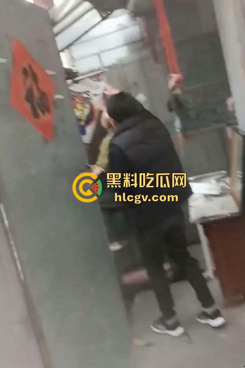 城中村美女洗澡遇火灾裸跳逃生，哥们见义勇为还是见色起意？全程高能！  第9张