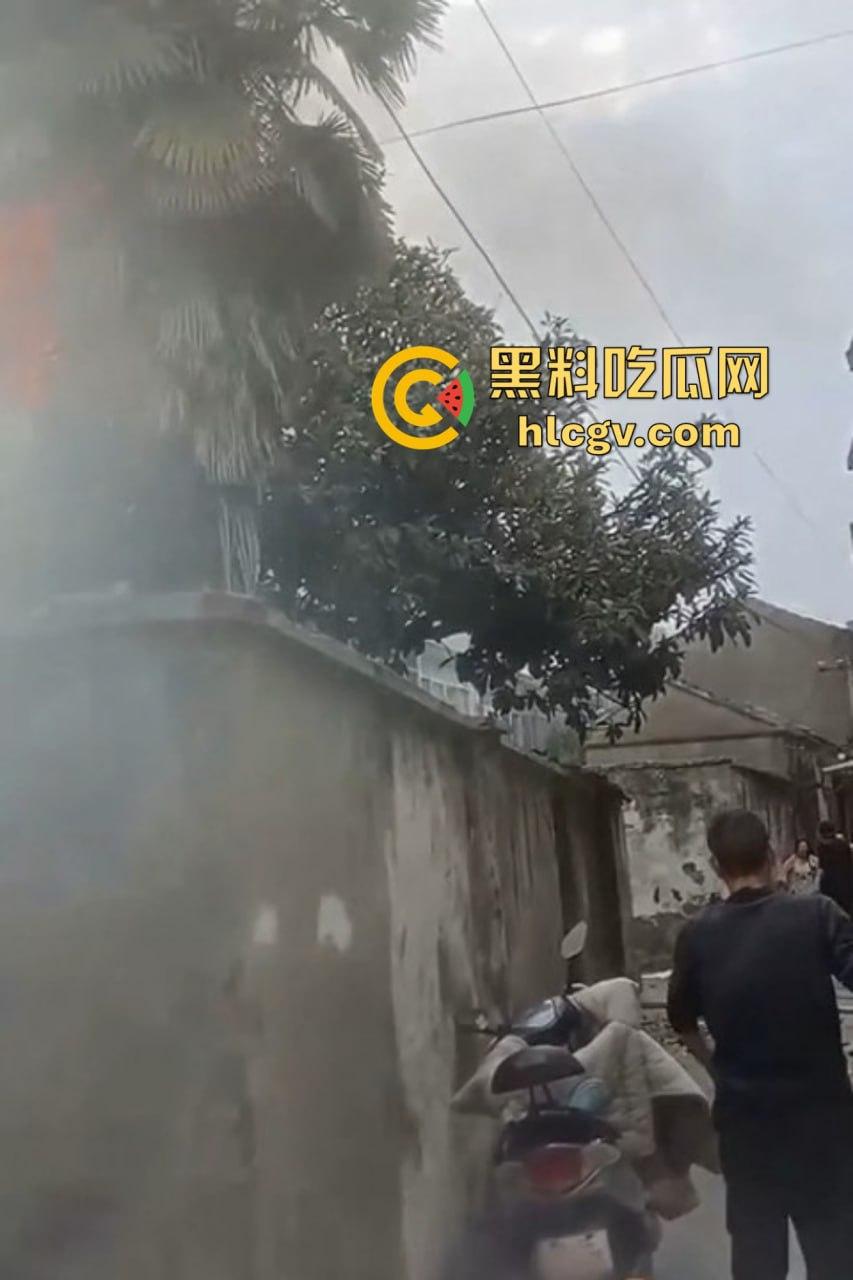 城中村美女洗澡遇火灾裸跳逃生，哥们见义勇为还是见色起意？全程高能！  第10张