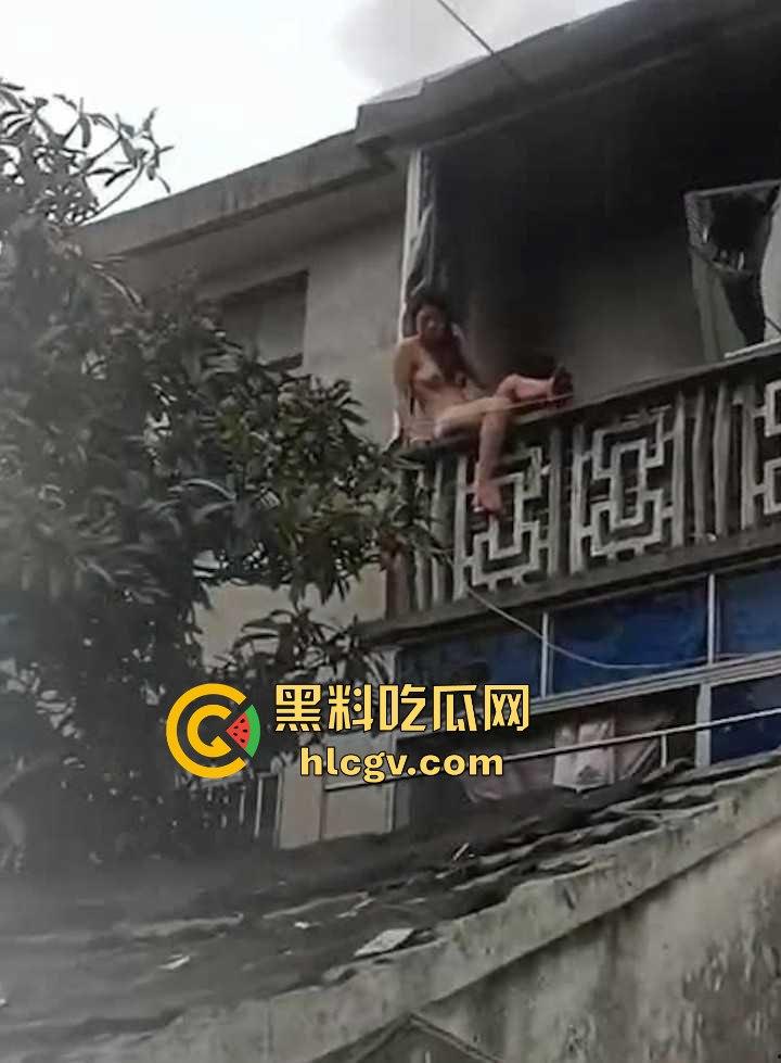 城中村美女洗澡遇火灾裸跳逃生，哥们见义勇为还是见色起意？全程高能！  第11张