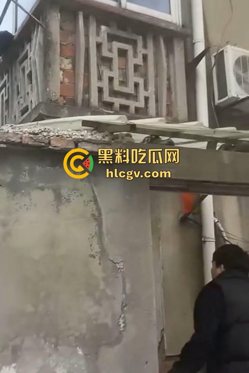 城中村美女洗澡遇火灾裸跳逃生，哥们见义勇为还是见色起意？全程高能！  第13张