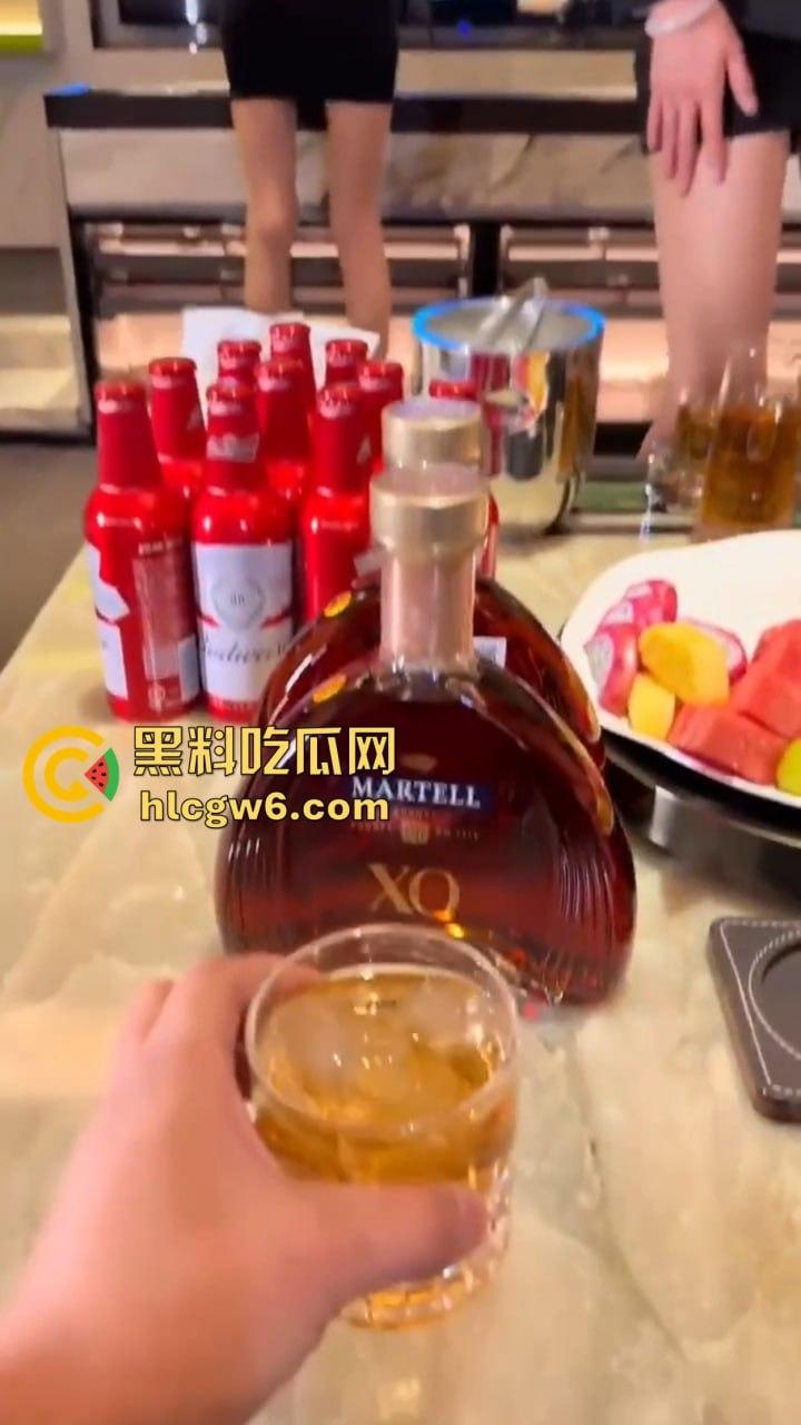 山东KTV传说中的行政套餐！天道酬勤的行政OL包臀裙女秘书，服务到位，难怪公务员考试报名人数年年创新高！  第3张