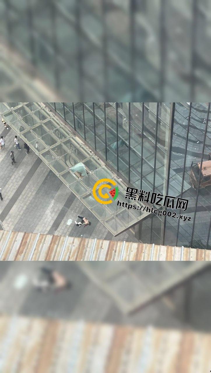 山东青岛20岁女主播跳楼 只因天价违约金负担不起 当场死亡倒在血泊之中 血腥慎入  第1张