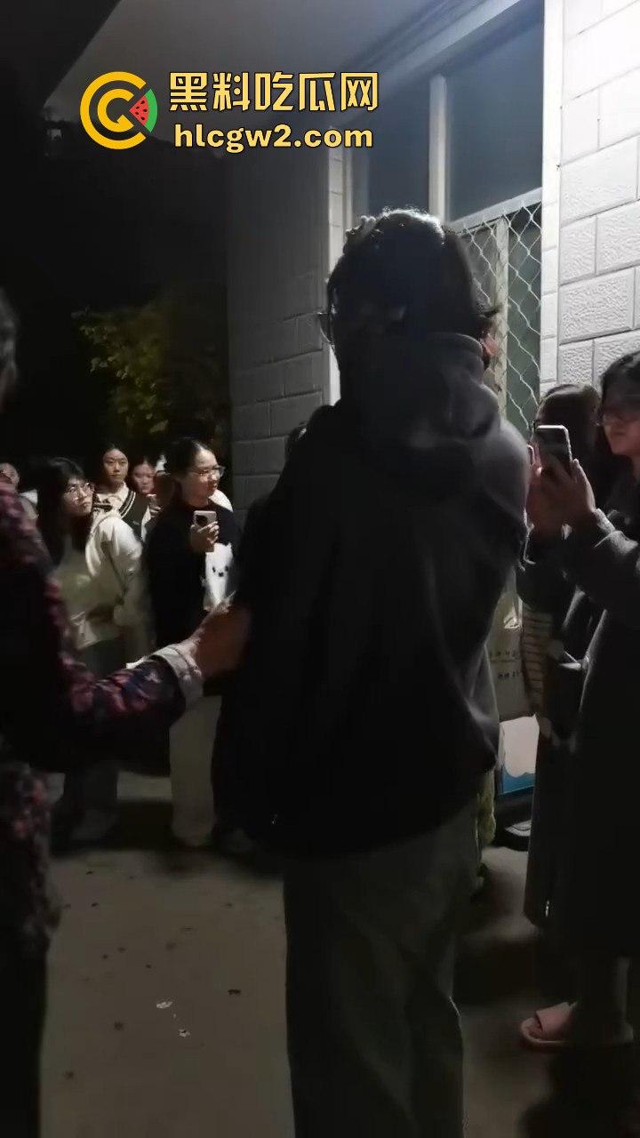 男扮女装闯进学校浴室！一群妹子围观等保安来抓，崩溃妹子以为他是特殊癖好，结果直接拍了她一张！  第1张