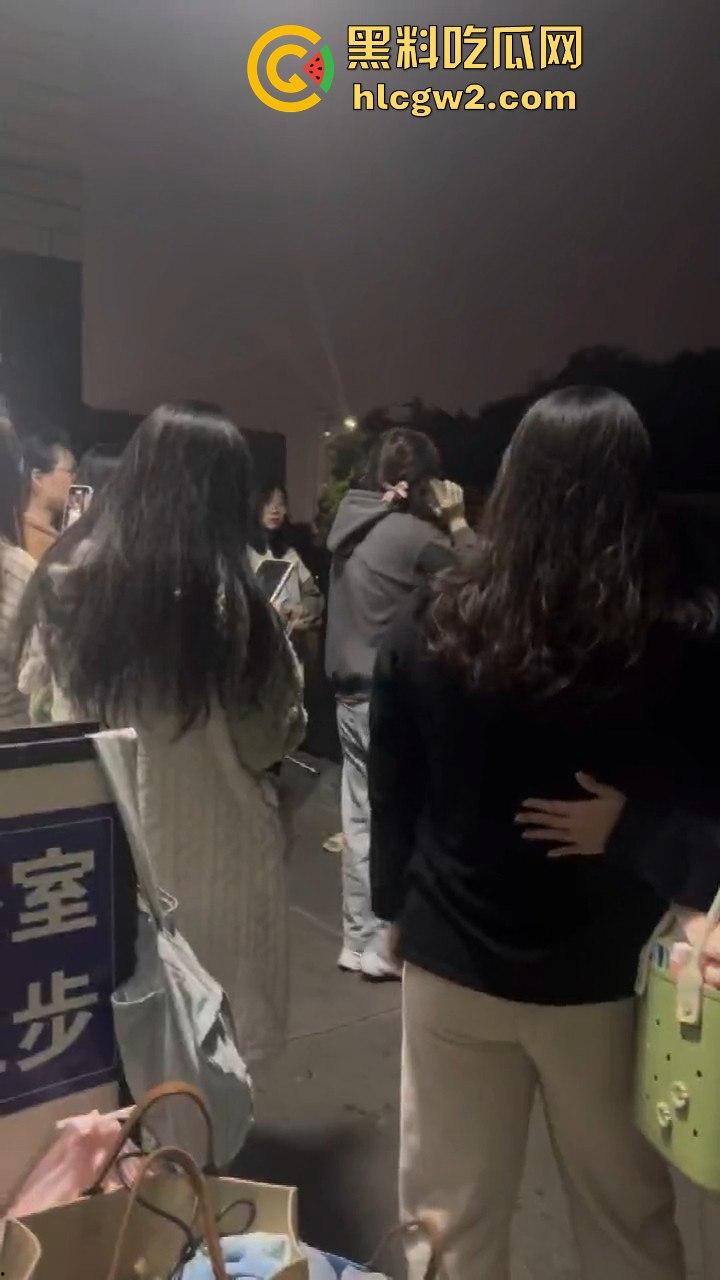 男扮女装闯进学校浴室！一群妹子围观等保安来抓，崩溃妹子以为他是特殊癖好，结果直接拍了她一张！  第3张