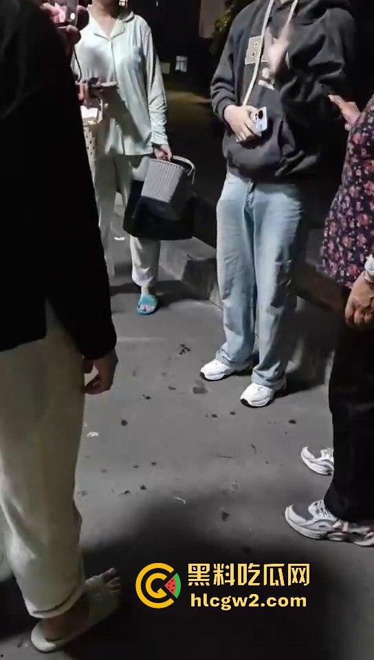 男扮女装闯进学校浴室！一群妹子围观等保安来抓，崩溃妹子以为他是特殊癖好，结果直接拍了她一张！  第4张