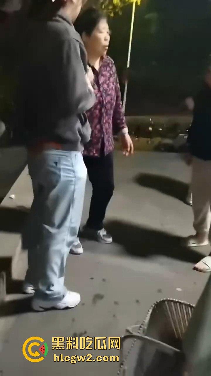 男扮女装闯进学校浴室！一群妹子围观等保安来抓，崩溃妹子以为他是特殊癖好，结果直接拍了她一张！  第5张