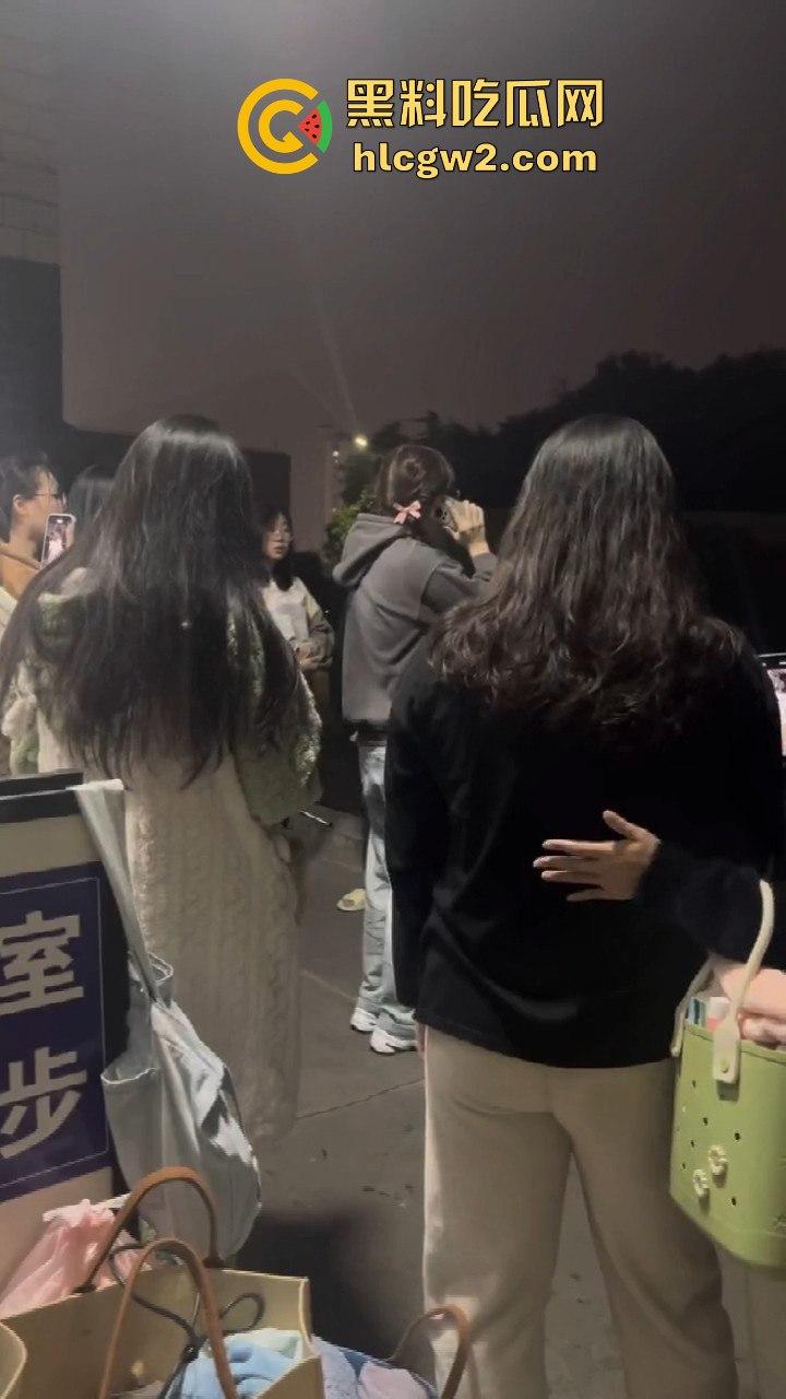 男扮女装闯进学校浴室！一群妹子围观等保安来抓，崩溃妹子以为他是特殊癖好，结果直接拍了她一张！  第6张