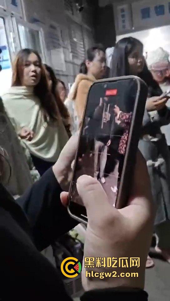 男扮女装闯进学校浴室！一群妹子围观等保安来抓，崩溃妹子以为他是特殊癖好，结果直接拍了她一张！  第8张