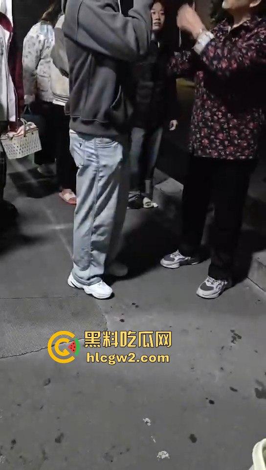 男扮女装闯进学校浴室！一群妹子围观等保安来抓，崩溃妹子以为他是特殊癖好，结果直接拍了她一张！  第9张