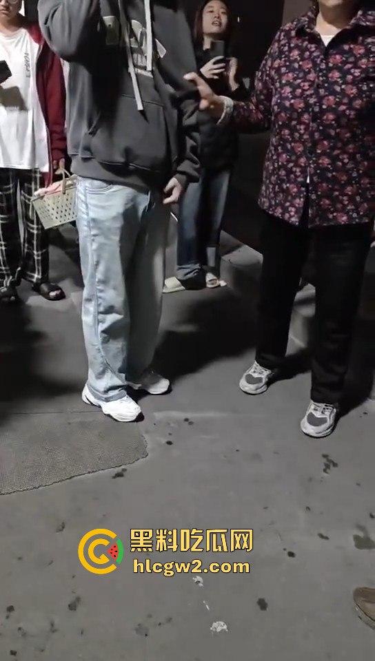 男扮女装闯进学校浴室！一群妹子围观等保安来抓，崩溃妹子以为他是特殊癖好，结果直接拍了她一张！  第10张