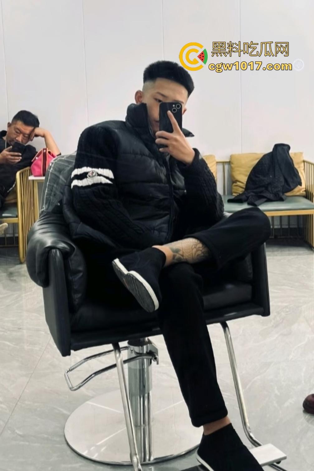 东北吉林豪横精神小伙小妹拳打脚踢白衣男，满嘴“打你咋地打你咋滴”，谁让白衣男欺负别人媳妇呢，找打！  第1张