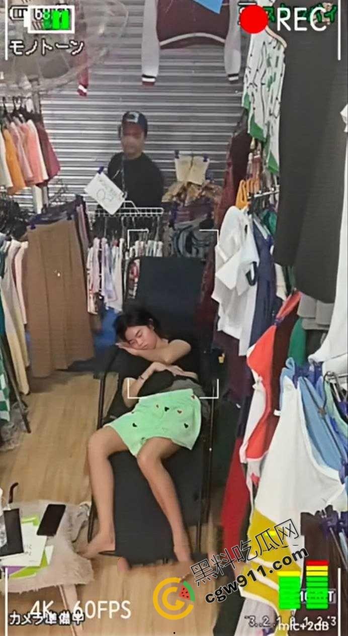 惊爆！变态小偷色胆包天潜入店铺偷亲熟睡女店长，女店长死睡如猪毫无知觉，视频辣眼全网疯传  第2张