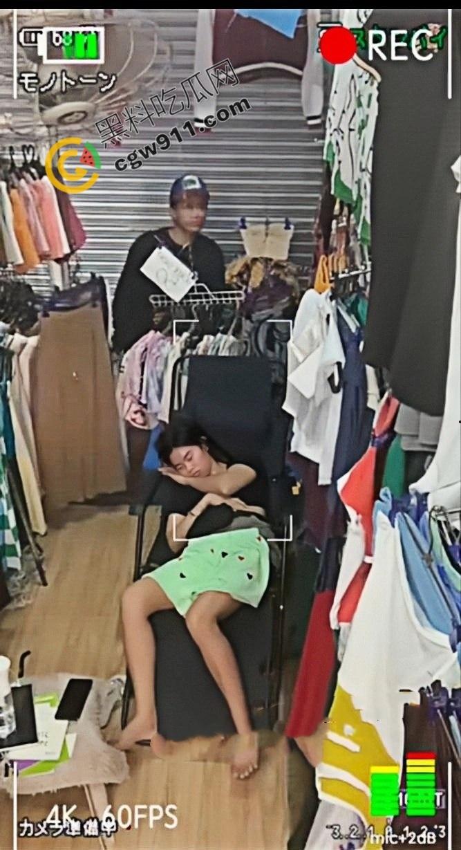 惊爆！变态小偷色胆包天潜入店铺偷亲熟睡女店长，女店长死睡如猪毫无知觉，视频辣眼全网疯传  第3张