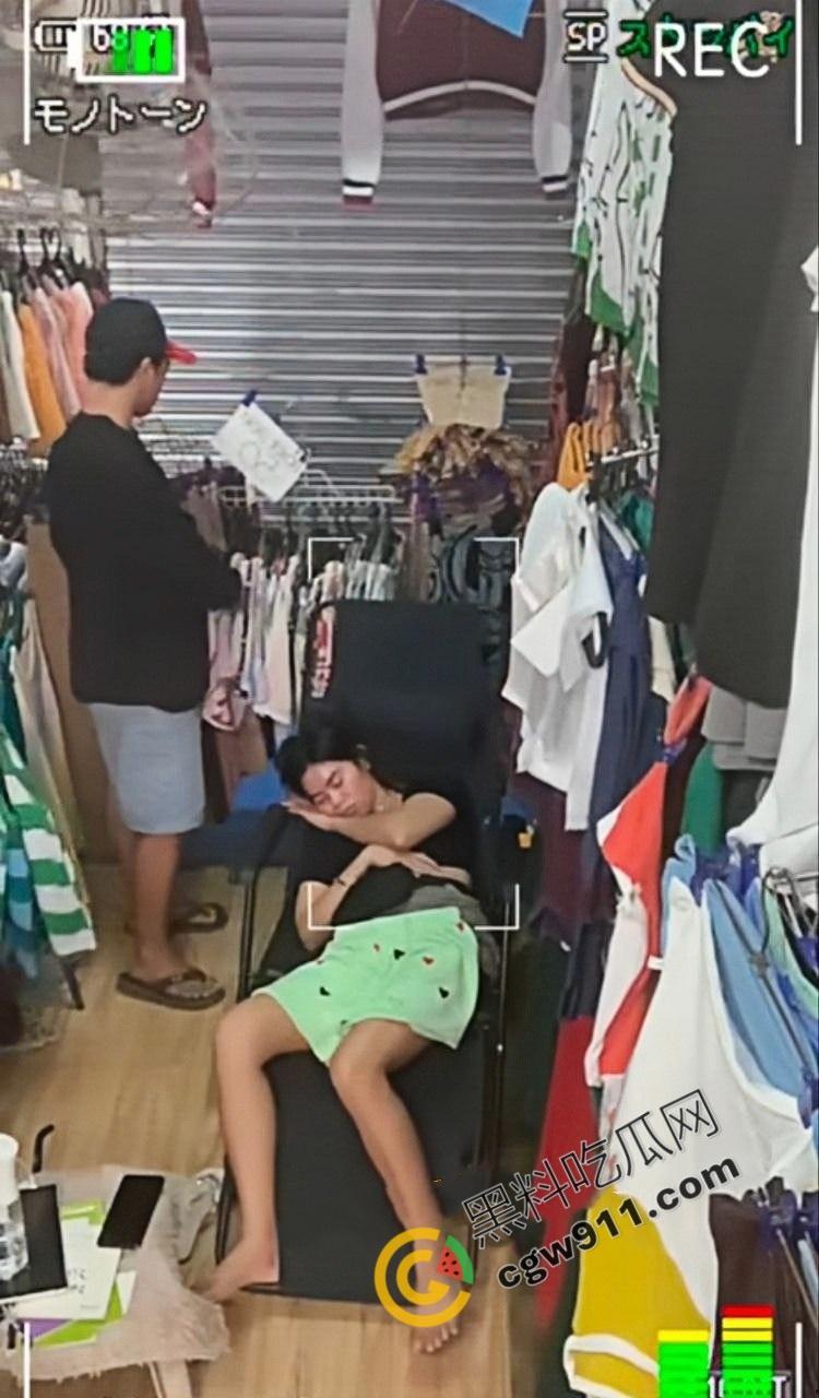 惊爆！变态小偷色胆包天潜入店铺偷亲熟睡女店长，女店长死睡如猪毫无知觉，视频辣眼全网疯传  第5张