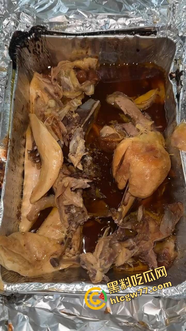 潮汕女子吃窑鸡吃出成群活虫，撕开鸡皮的一瞬间密密麻麻爬满整盒，鸡是窑的，人差点没当场吐窑！  第7张