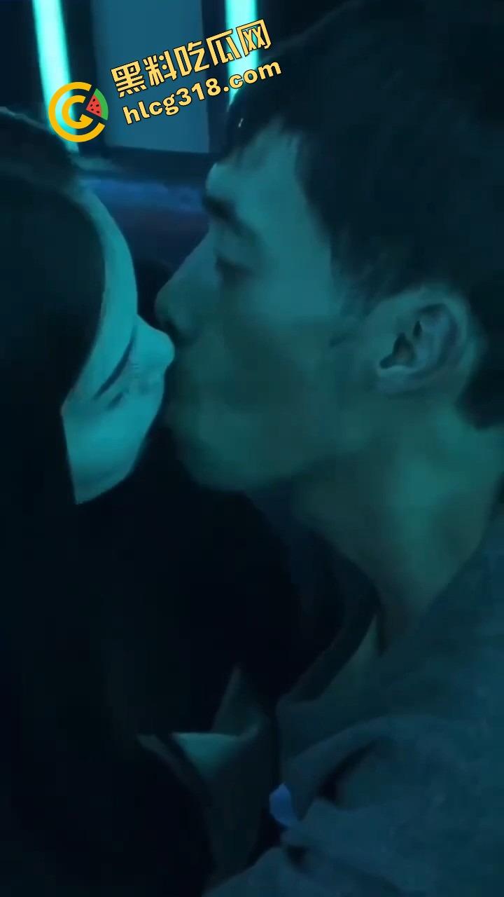 丽江夜店大爷站原地看骚舞看傻，大妈扯断胳膊都拉不走，大爷喊别拽，我马上射了！  第8张