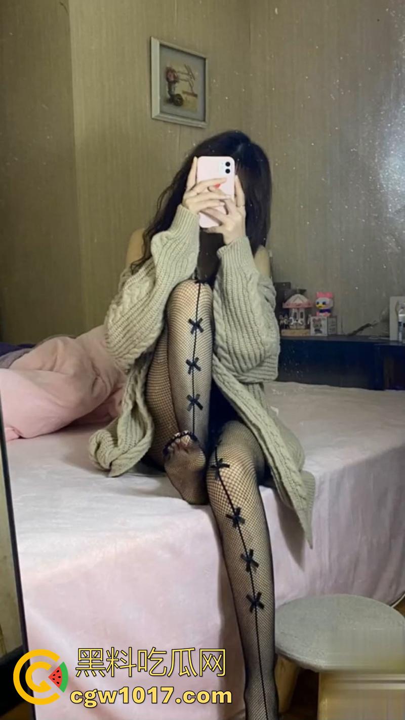 真实乱伦姐弟偷欢，有个当骚鸡卖淫的骚姐，极品长腿蜜桃臀姐姐，卖淫养弟弟只为和弟弟偷情乱伦，俩人还是龙凤胎！  第5张