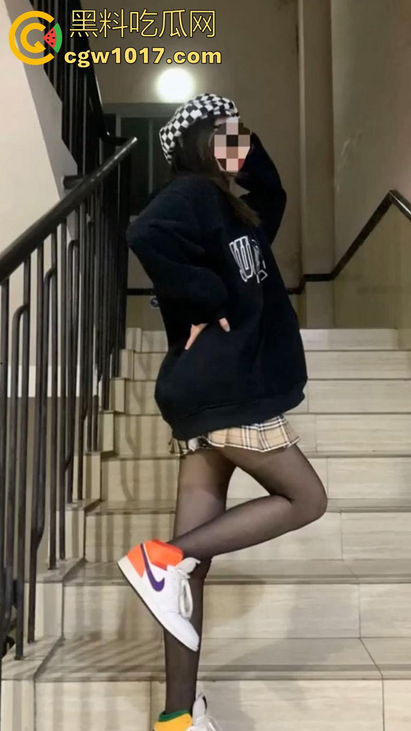 真实乱伦姐弟偷欢，有个当骚鸡卖淫的骚姐，极品长腿蜜桃臀姐姐，卖淫养弟弟只为和弟弟偷情乱伦，俩人还是龙凤胎！  第7张