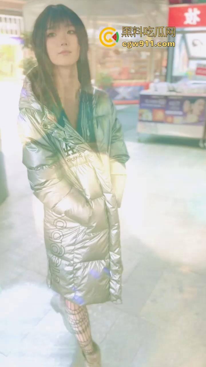 极品学生妹【柚柚】大胆全裸逛商场，羞涩淫笑当众裸拍，开档黑丝尽显风骚，角落口交真的大胆呀！  第2张