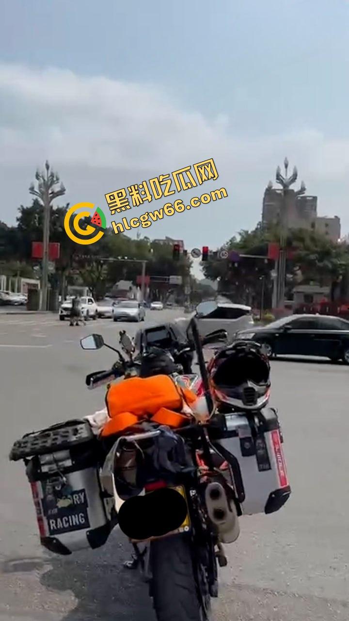 德阳妈逼哥火力全开！宝马别车还理直气壮？网红张某当街开骂骂出天际，含妈量爆表直接骂进热搜！  第3张