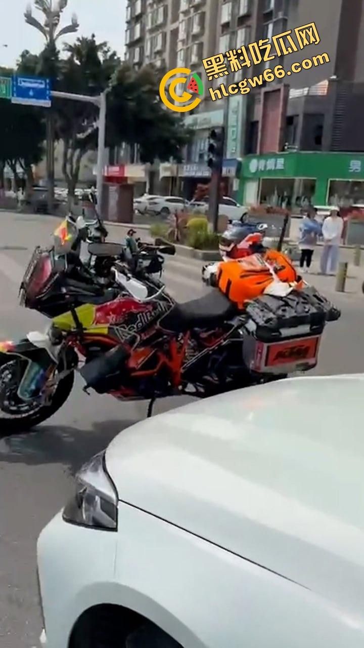 德阳妈逼哥火力全开！宝马别车还理直气壮？网红张某当街开骂骂出天际，含妈量爆表直接骂进热搜！  第4张