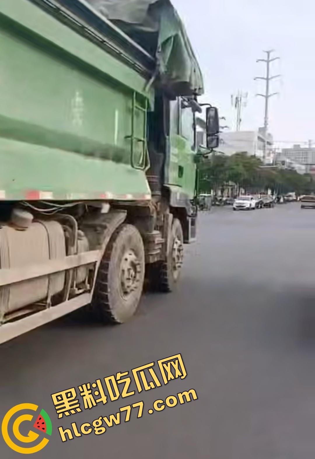 河南辉县老太太近视千度急买菜酿惨剧！大货车碾爆头颅脑浆四溅，喷到路人身上洗了个血浴！  第2张