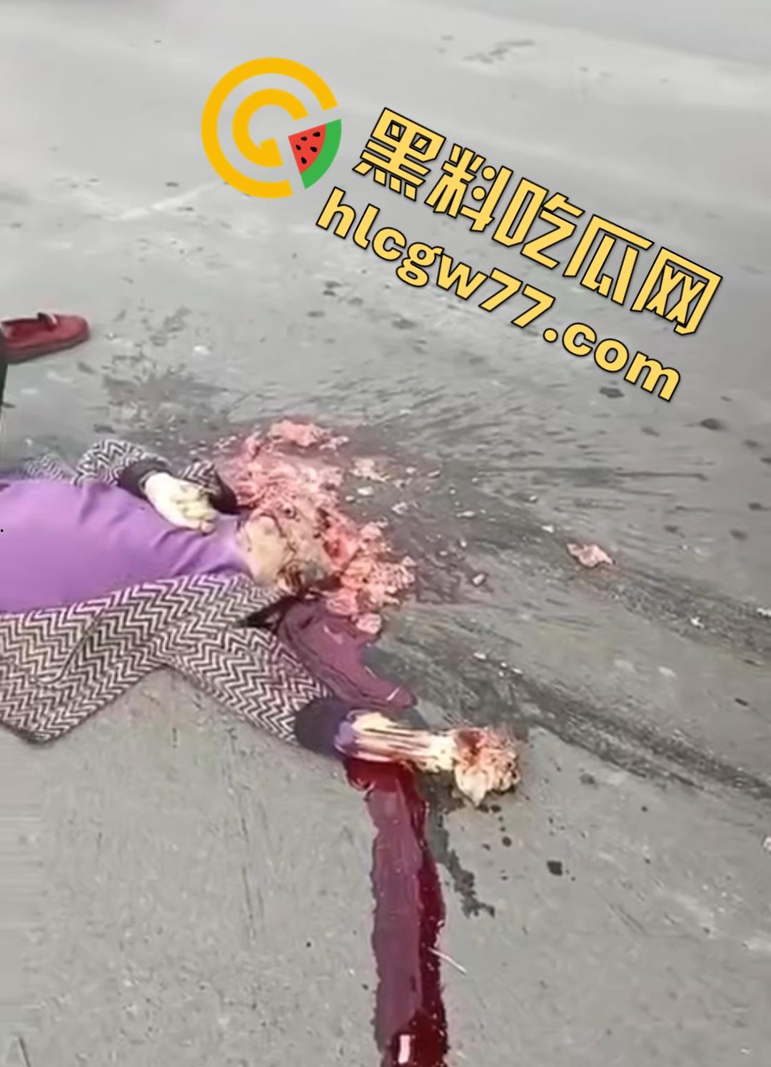 河南辉县老太太近视千度急买菜酿惨剧！大货车碾爆头颅脑浆四溅，喷到路人身上洗了个血浴！  第3张