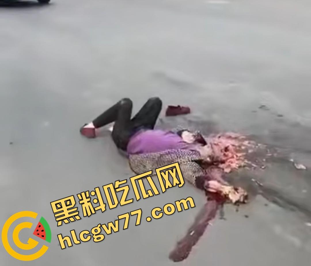 河南辉县老太太近视千度急买菜酿惨剧！大货车碾爆头颅脑浆四溅，喷到路人身上洗了个血浴！  第5张