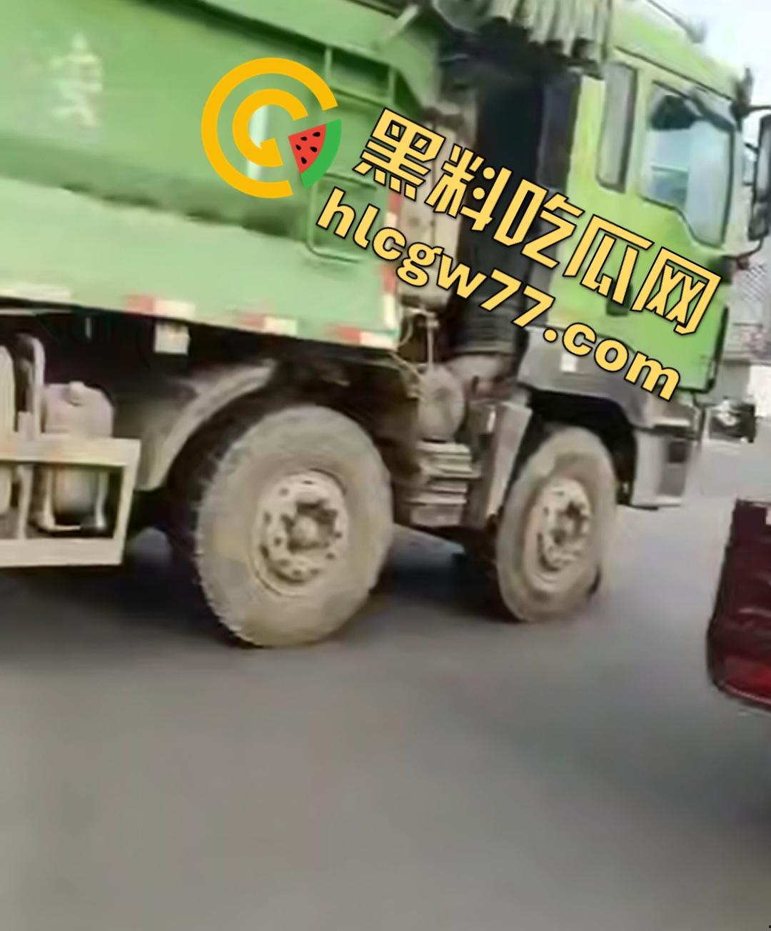 河南辉县老太太近视千度急买菜酿惨剧！大货车碾爆头颅脑浆四溅，喷到路人身上洗了个血浴！  第6张