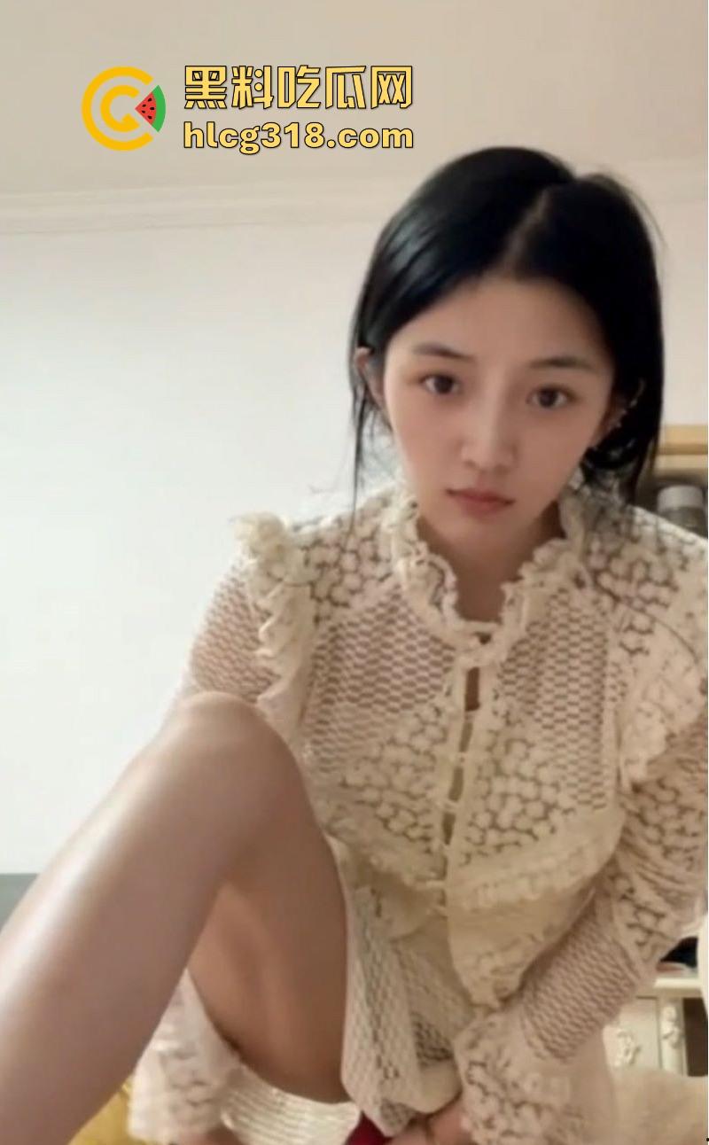 广西职业学院学生妹【薛雯雯】给男友私拍福利流出，清纯反差露脸口交，娇嫩身躯淫荡自慰，反差十足。  第8张