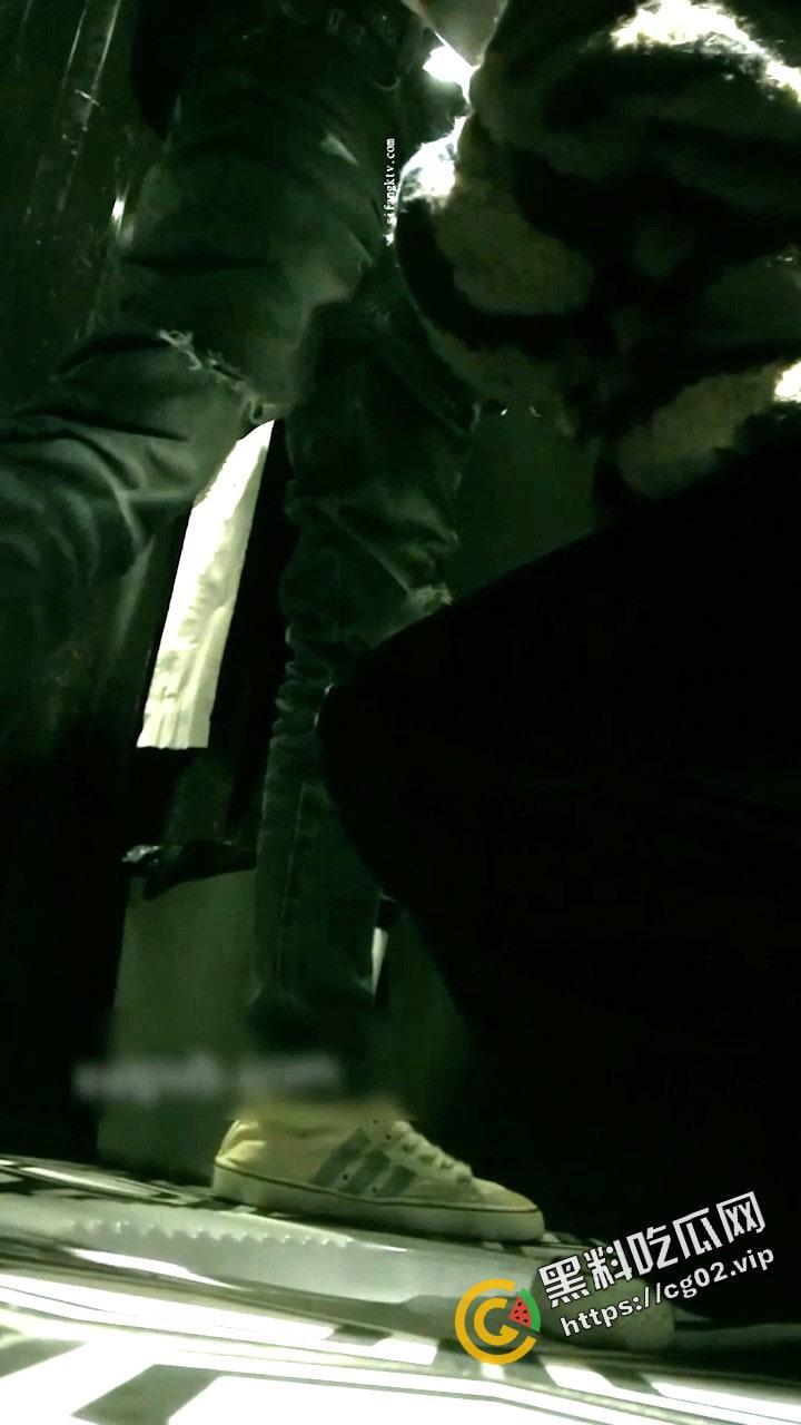 偸拍Club夜场 女厕 超多时尚靓妹方便 逼脸同框  意外收获性急小情侣口交后入快餐式性爱 第2张