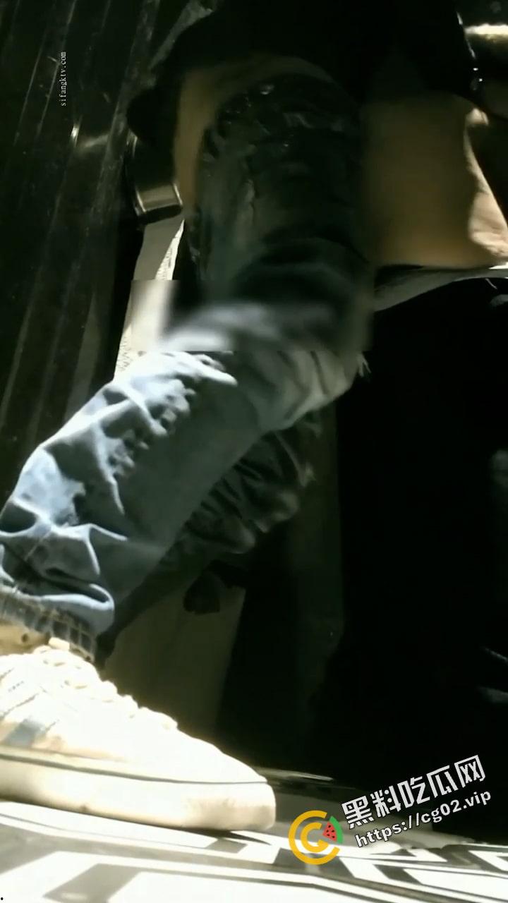 偸拍Club夜场 女厕 超多时尚靓妹方便 逼脸同框  意外收获性急小情侣口交后入快餐式性爱 第3张