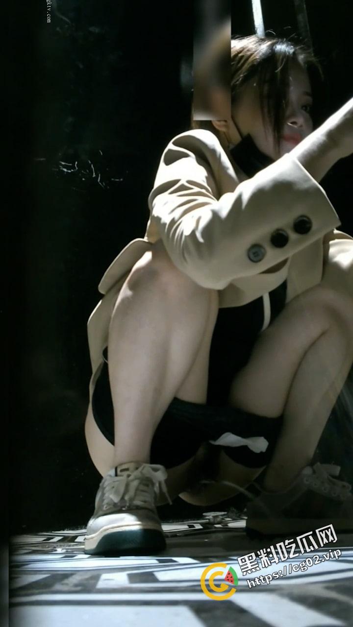 偸拍Club夜场 女厕 超多时尚靓妹方便 逼脸同框  意外收获性急小情侣口交后入快餐式性爱 第6张