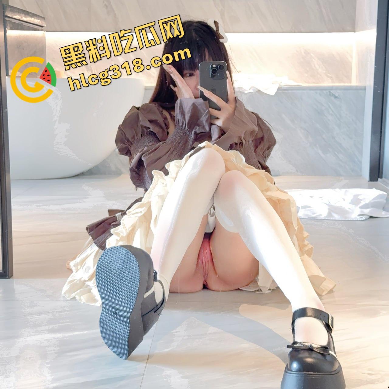 成都软萌cos『十七』短裙下藏不住贱劲，主动翻身爬上金主大肉棒，女上位骑到娇喘湿成水灾！  第15张