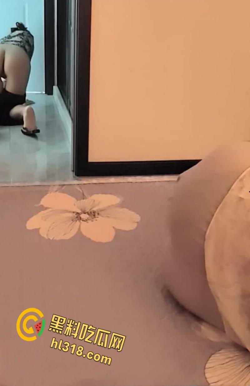 海角乱伦之乱伦亲妈，客厅发现亲妈自慰，背着阿姨在卫生间激情啪啪，老妈趴在洗手池前含泪挨炮！  第3张