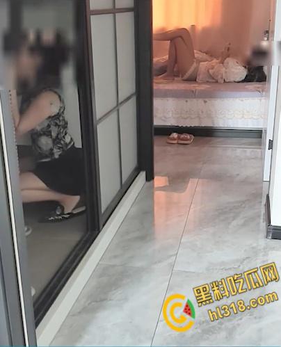 海角乱伦之乱伦亲妈，客厅发现亲妈自慰，背着阿姨在卫生间激情啪啪，老妈趴在洗手池前含泪挨炮！  第4张