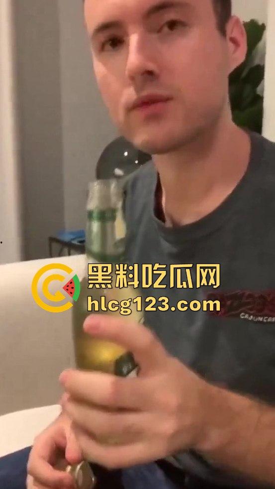 老外攻略极品人妻无套内射,精液流出来了还笑着下厨?这绿帽真是带得稳! 第1张 老外攻略极品人妻无套内射,精液流出来了还笑着下厨?这绿帽真是带得稳! 第1张