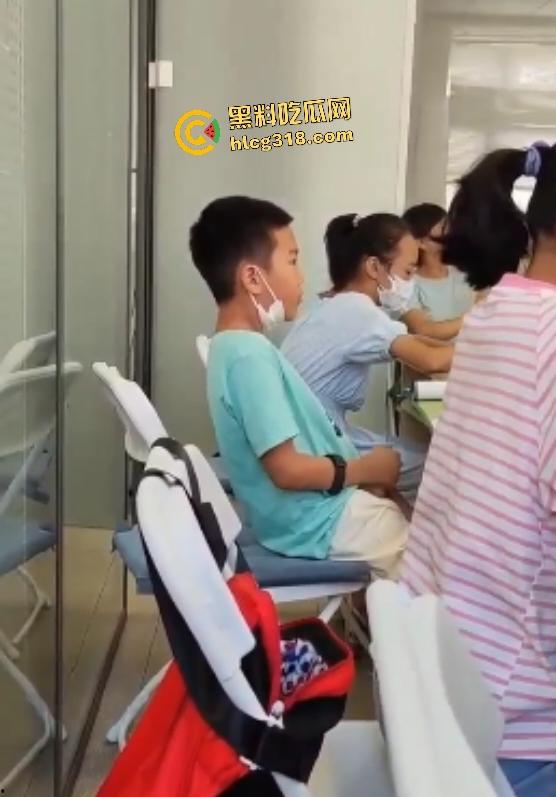 小学生教室打飞机竟因偷看老爸手机里老师黑丝开逼视频,这不是早熟,这是天生技能! 第2张 小学生教室打飞机竟因偷看老爸手机里老师黑丝开逼视频,这不是早熟,这是天生技能! 第2张