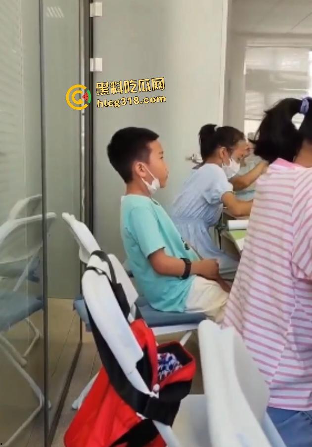 小学生教室打飞机竟因偷看老爸手机里老师黑丝开逼视频,这不是早熟,这是天生技能! 第3张 小学生教室打飞机竟因偷看老爸手机里老师黑丝开逼视频,这不是早熟,这是天生技能! 第3张