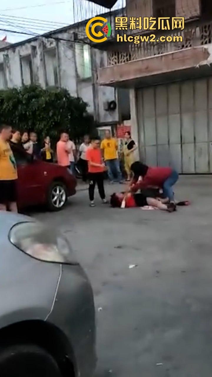 史上最狠打小三!潮汕街头小三被原配及家属当街撕衣暴打 木棍捅逼 现场视频曝光 打的真惨! 第1张 史上最狠打小三!潮汕街头小三被原配及家属当街撕衣暴打 木棍捅逼 现场视频曝光 打的真惨! 第1张