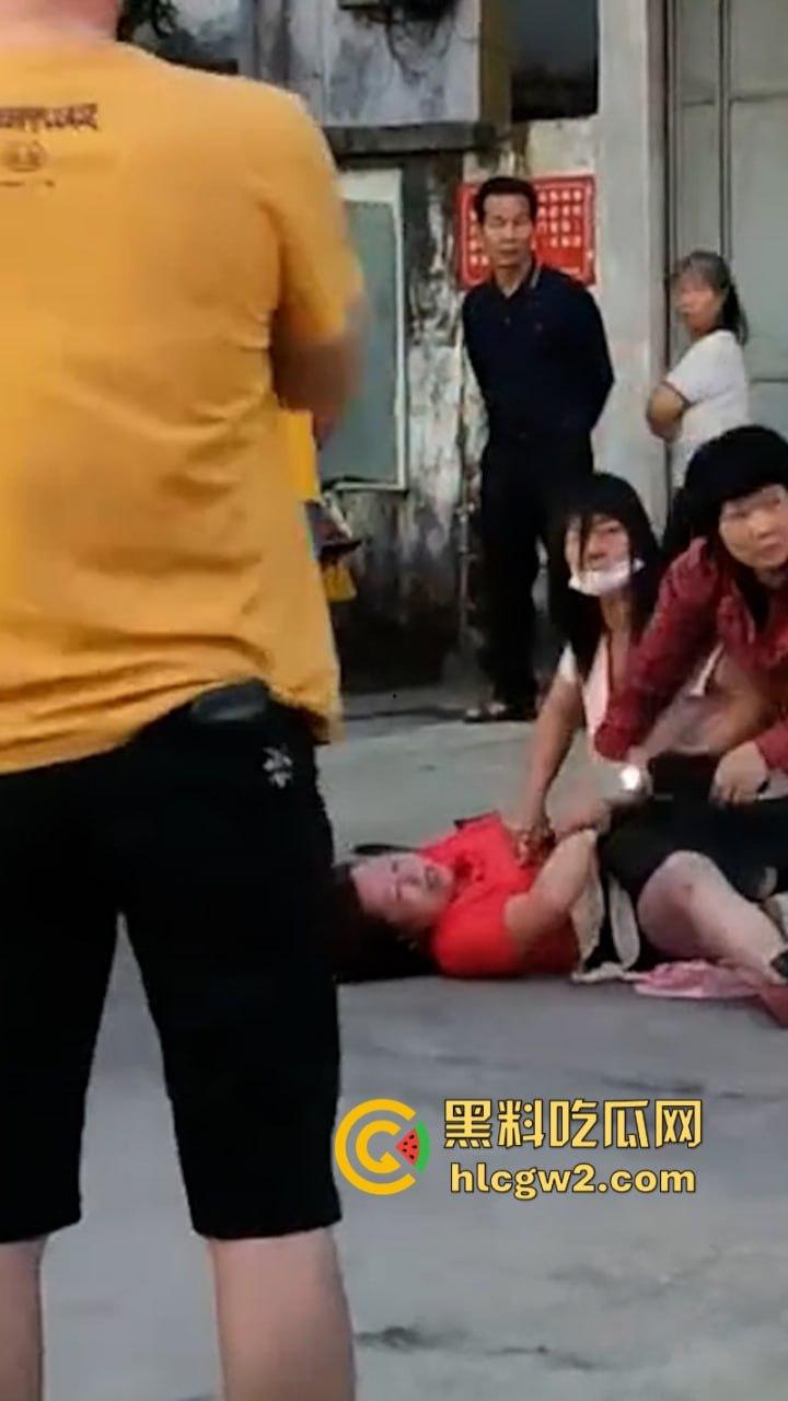 史上最狠打小三!潮汕街头小三被原配及家属当街撕衣暴打 木棍捅逼 现场视频曝光 打的真惨! 第3张 史上最狠打小三!潮汕街头小三被原配及家属当街撕衣暴打 木棍捅逼 现场视频曝光 打的真惨! 第3张