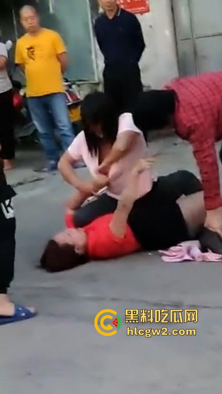 史上最狠打小三!潮汕街头小三被原配及家属当街撕衣暴打 木棍捅逼 现场视频曝光 打的真惨! 第4张 史上最狠打小三!潮汕街头小三被原配及家属当街撕衣暴打 木棍捅逼 现场视频曝光 打的真惨! 第4张