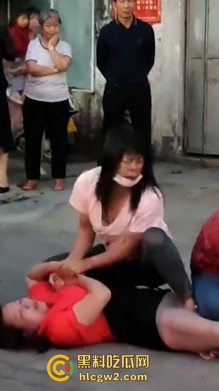 史上最狠打小三!潮汕街头小三被原配及家属当街撕衣暴打 木棍捅逼 现场视频曝光 打的真惨! 第5张 史上最狠打小三!潮汕街头小三被原配及家属当街撕衣暴打 木棍捅逼 现场视频曝光 打的真惨! 第5张