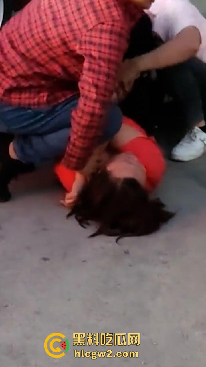 史上最狠打小三!潮汕街头小三被原配及家属当街撕衣暴打 木棍捅逼 现场视频曝光 打的真惨! 第6张 史上最狠打小三!潮汕街头小三被原配及家属当街撕衣暴打 木棍捅逼 现场视频曝光 打的真惨! 第6张