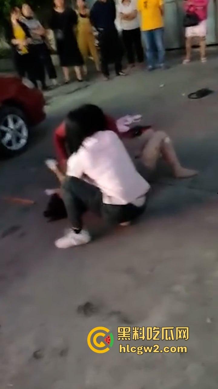 史上最狠打小三!潮汕街头小三被原配及家属当街撕衣暴打 木棍捅逼 现场视频曝光 打的真惨! 第8张 史上最狠打小三!潮汕街头小三被原配及家属当街撕衣暴打 木棍捅逼 现场视频曝光 打的真惨! 第8张